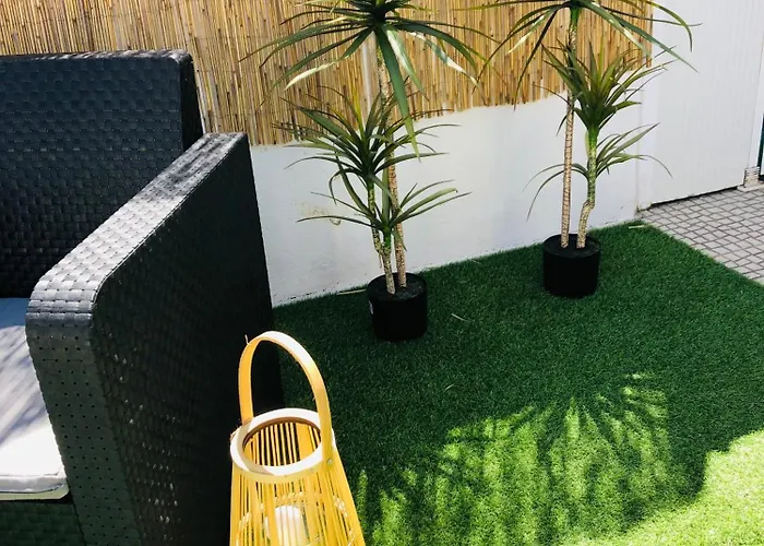 City Break-Quiet House With Private Patio